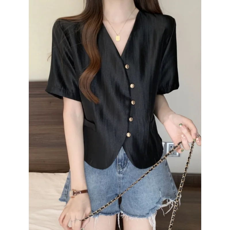 Damska koszulka z krótkim rękawem, z odkrytym prawym ramieniem, patchworkowa, z dekoltem w serek, zapinana na guziki, modny kardigan w jednolitym kolorze.