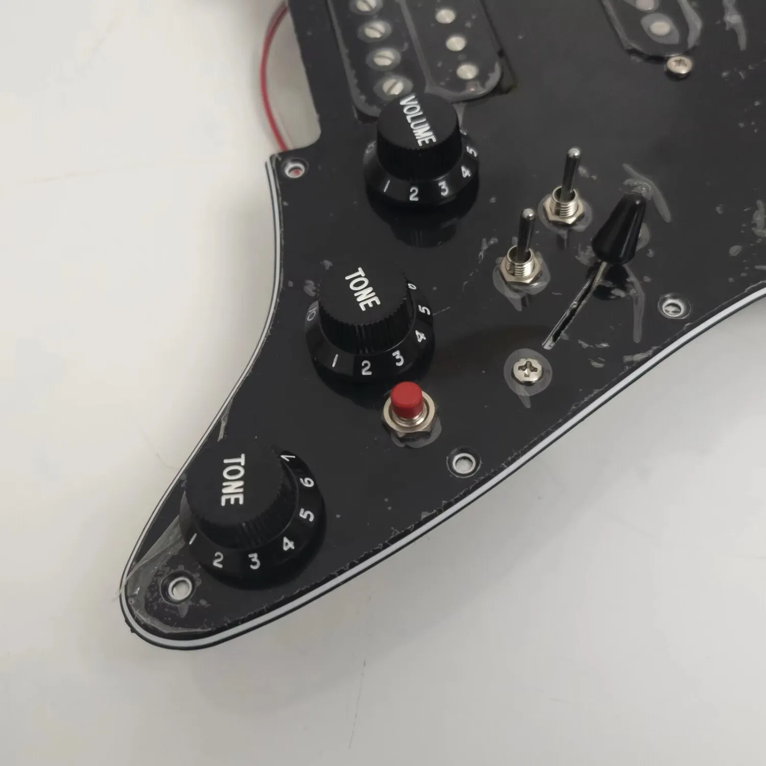 Pickguard محملة مسبقًا مع تقسيم الملف ألنيكو 5 هامبوكر التقاطات لقطع غيار الجيتار الكهربائي ST