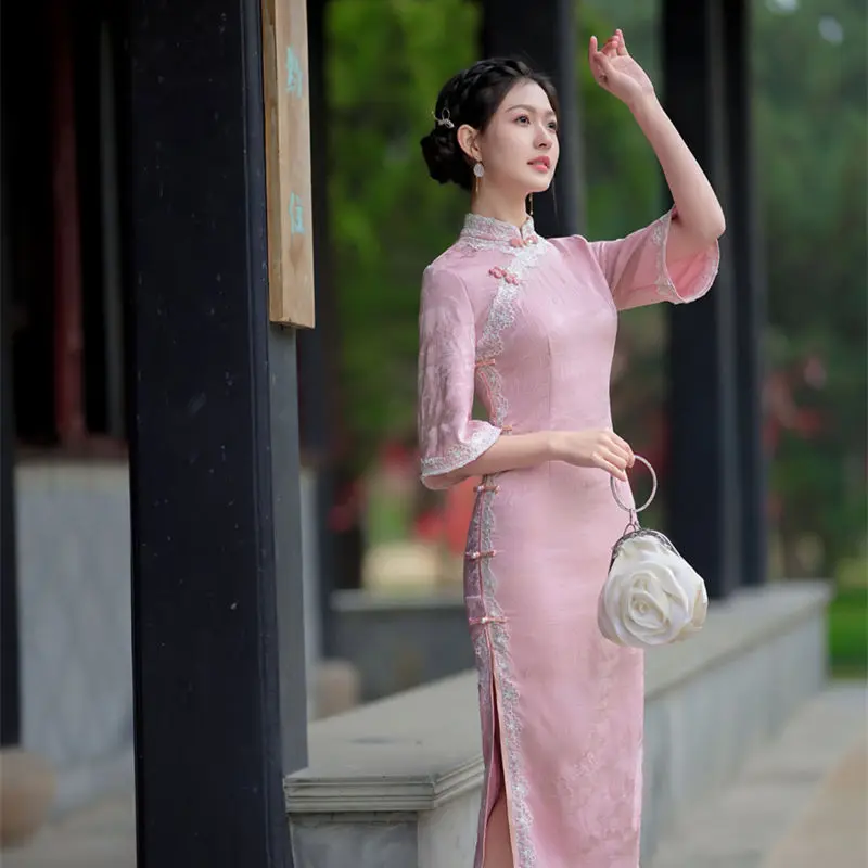 

Нежно-розовое миди-платье с улучшенными широкими рукавами и низким разрезом, для повседневной носки, в китайском стиле, с коротким рукавом, с цветочным принтом.