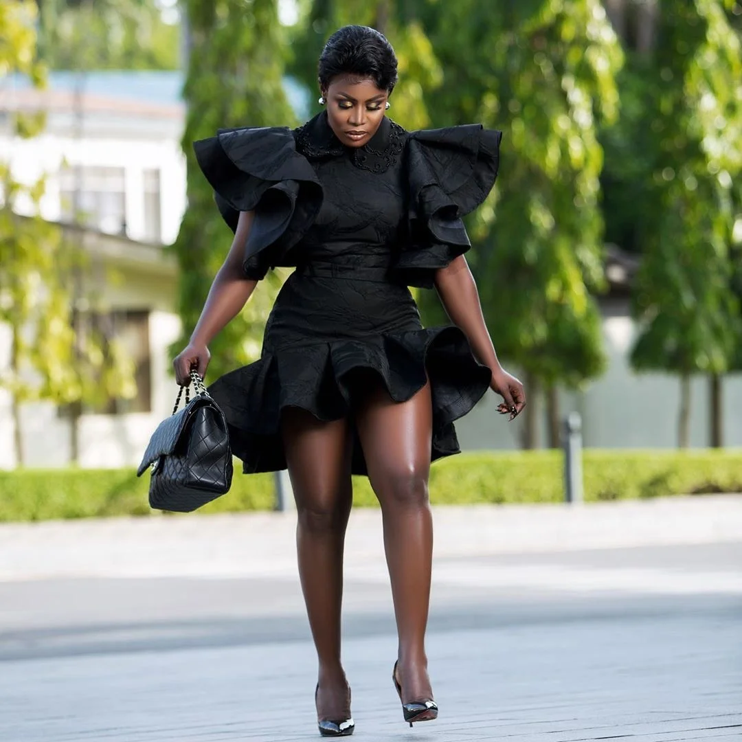 Czarna Krótka Sukienka na Bal z Asymetrycznym Dołem, Marszczona Satyna, Mini Sukienka Wieczorowa za Kolano, Damska Sukienka Formalna na Koktajl