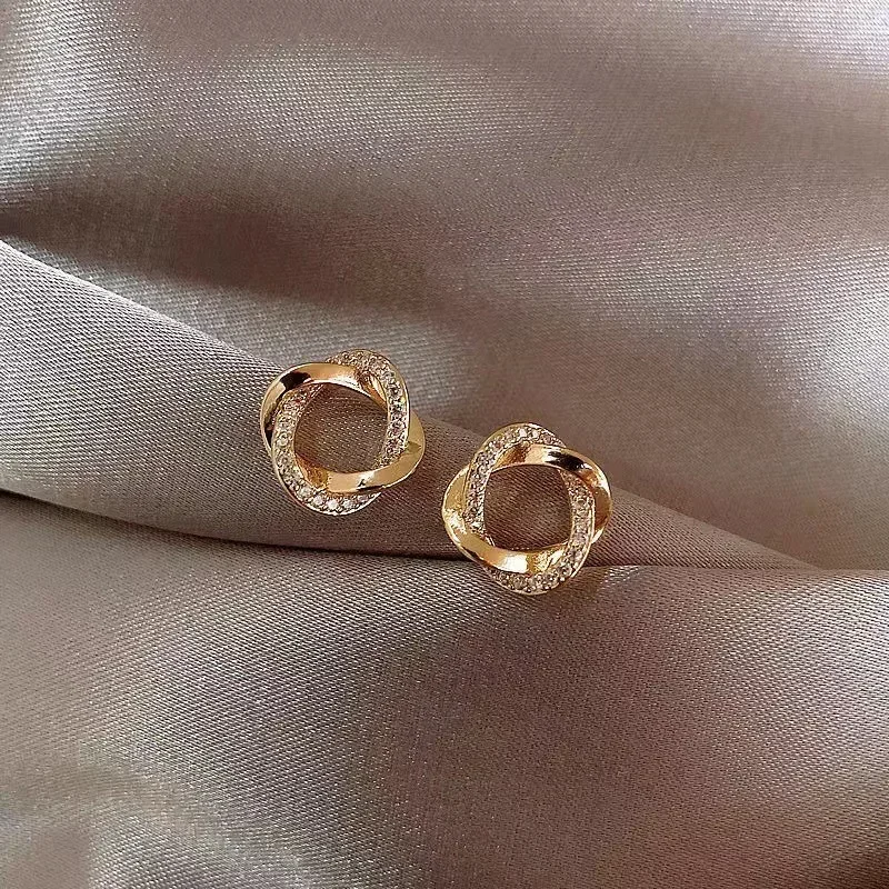 Pendientes de trébol de cuatro hojas con atmósfera de fragancia pequeña, diseño de nicho femenino, accesorios de sentido mayor, pendientes elegantes, superventas