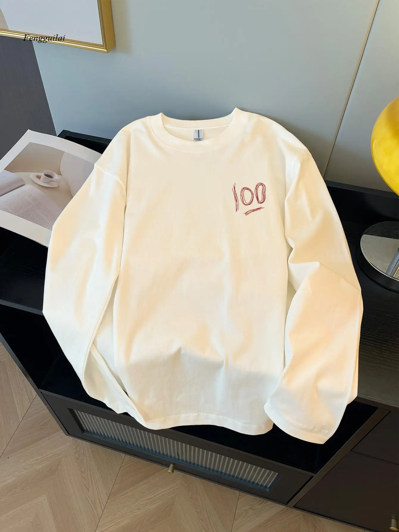 

Повседневная футболка с длинным рукавом — с красной графикой «100», мягкая и удобная с круглым вырезом, стандартный крой на осень/зиму