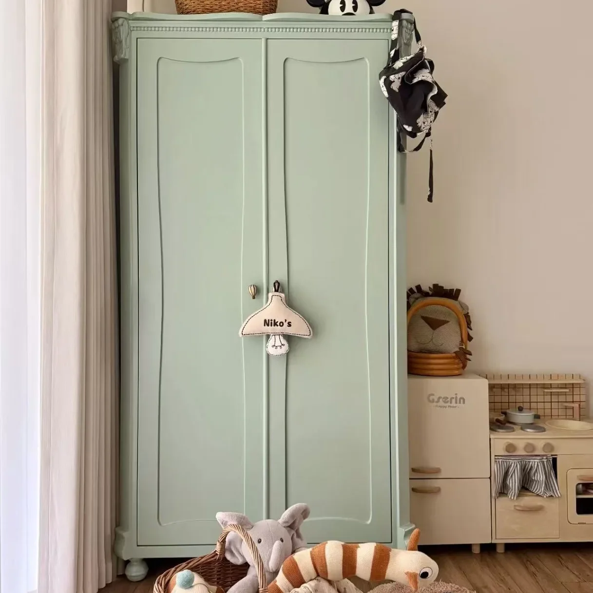 Bedroom high-end creative solid wood wardrobe French engraved retro double door storage wardrobe