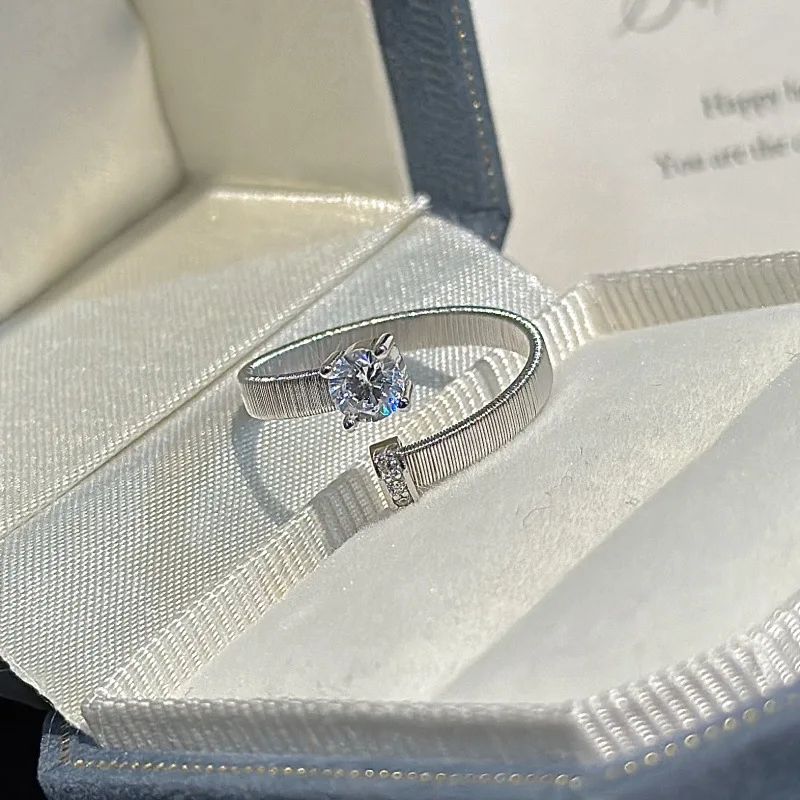 

S925 sterling silver Italian brushed zircon ring with a niche design and a simple single zircon hand-wound opening ring