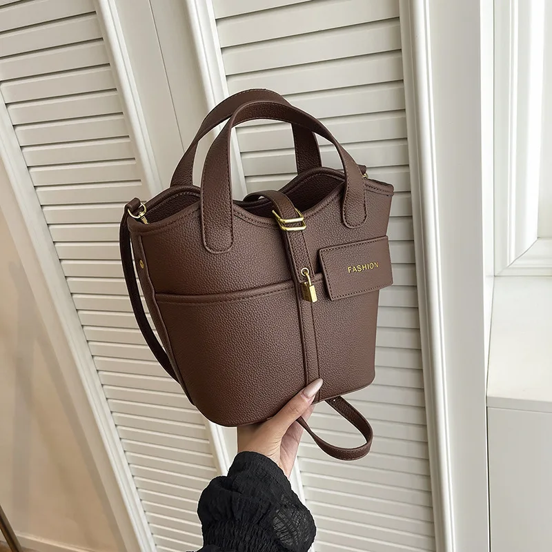 

A Tasteful Fashionable Retro Portable Bucket Bag for Women's New High-end Large-capacity Commuter Vegetable Basket Messenger Bag