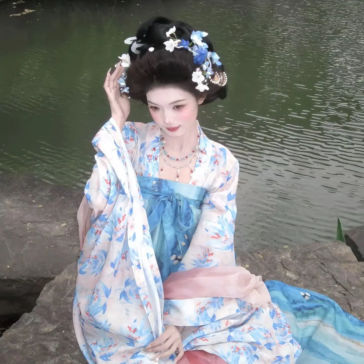 上品な花柄がプリントされた古代中国風の衣装。淡い水色の胸元が開いた、ゆったりとした袖のルクン（中国の伝統的な女性用衣装）。ハロウィーンに最適。