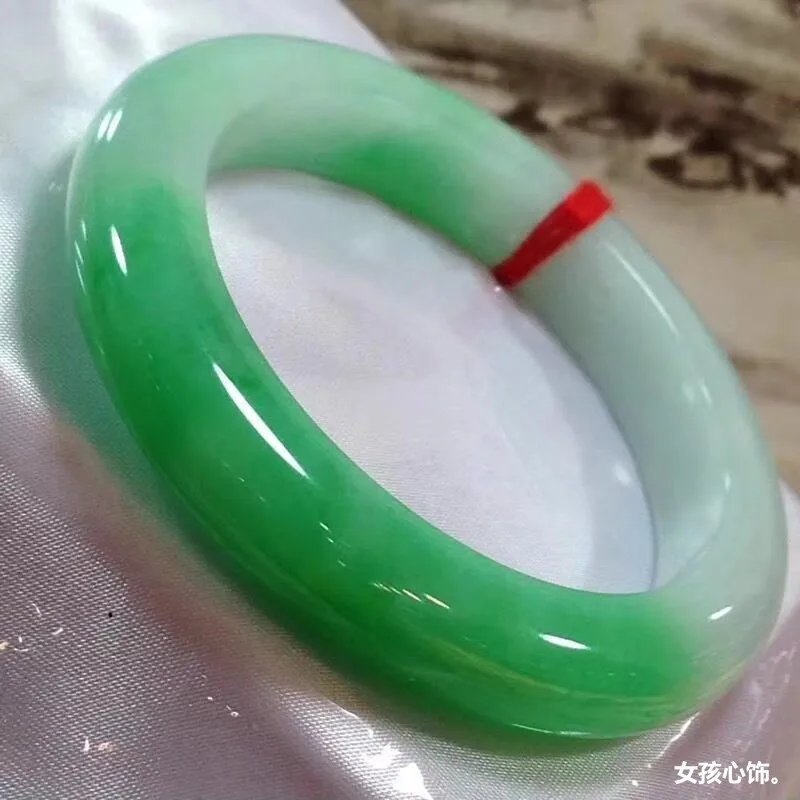 Pulseira natural, perfeitamente redonda, de um verde vibrante e com um brilho semelhante ao do gelo, uma peça de jadeíta de alta qualidade.