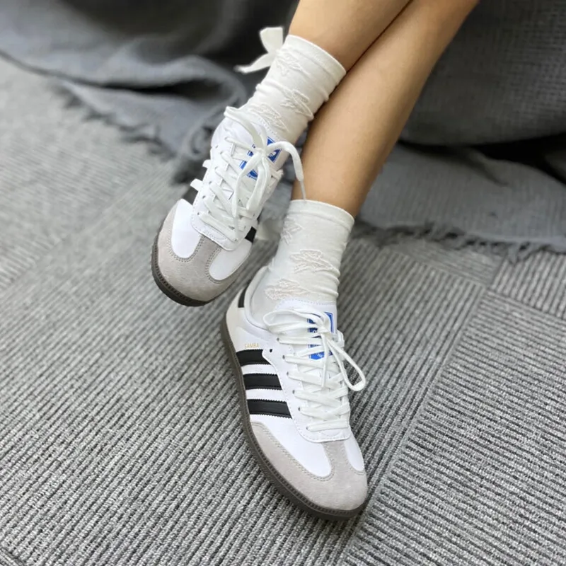 Adidas baru Samba pria dan wanita Sneaker klasik Retro papan sepatu Fashion Sneakers berpori hitam & PUTIH