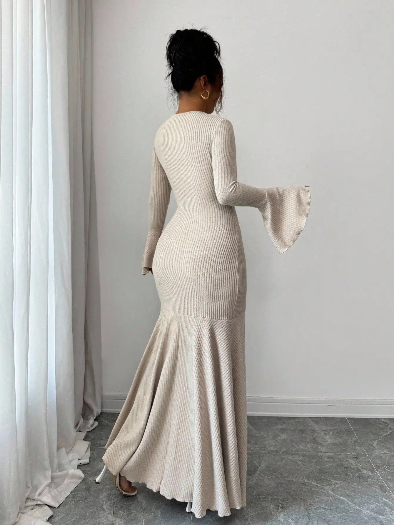 

Элегантное облегающее платье-русалка с расклешенными рукавами для осени и зимы