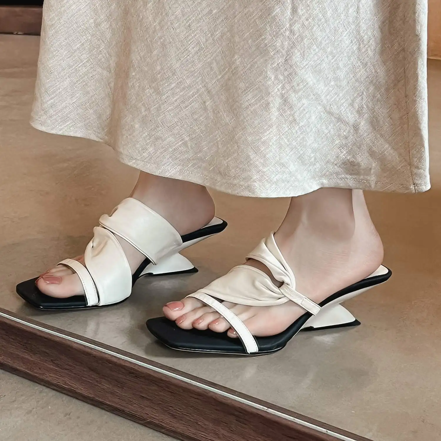 كرازينغ بوت حجم كبير جلد الغنم عالية الكعب موجزة يؤرخ أحذية الصيف Slingback البغال الفاخرة مصمم العلامة التجارية الأحمر النساء الصنادل