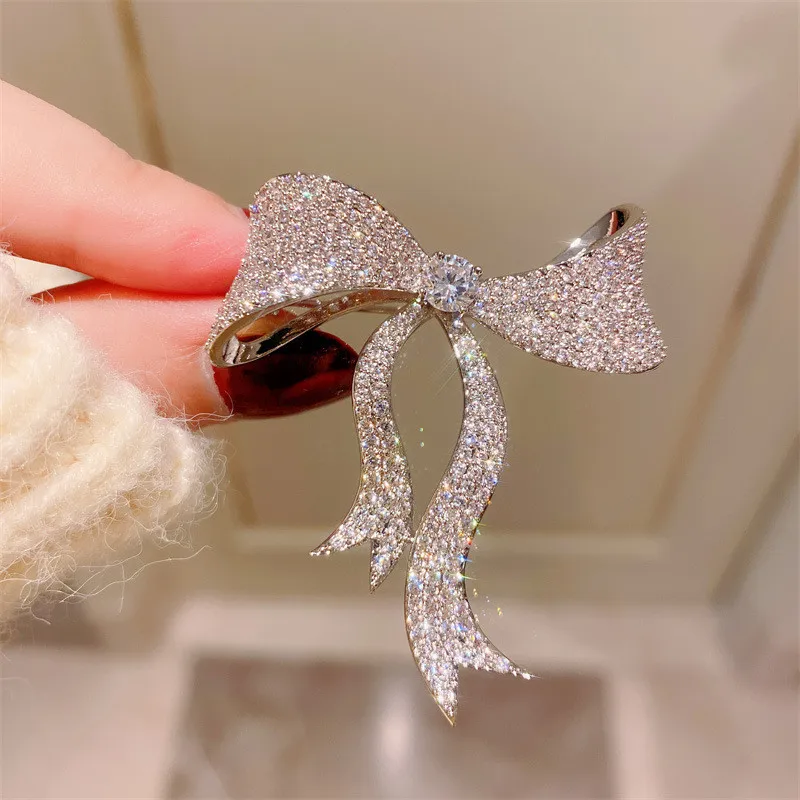 CC Shining Brooches Bow-knot Shape Gold Silver Color Sparkly Zirconia Suit Pins Super Flash Metal Pin Dating Essentials Gift B73