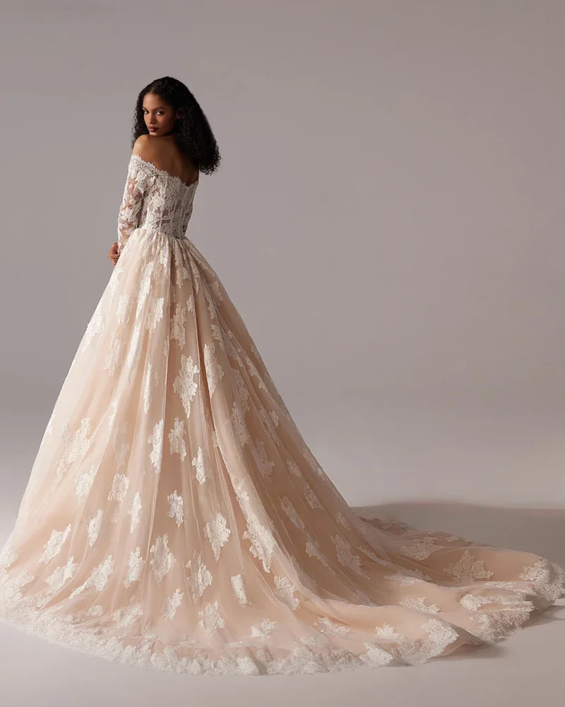 カスタマイズされたゴージャスなAラインVネック長袖Aラインウェディングドレスアップリケスイープトレインレースプリンセスブライダルガウン