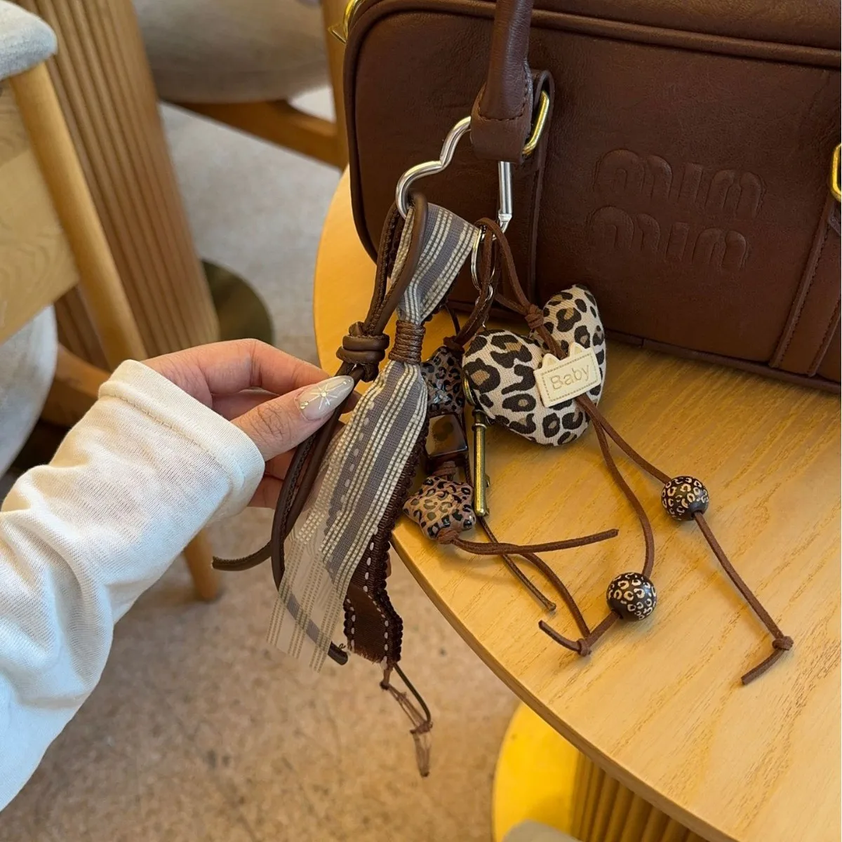 

New Instagram-inspired leopard-print KT cat bag charm Adorable and versatile keyring Heart-shaped backpack accessory Perfect gif