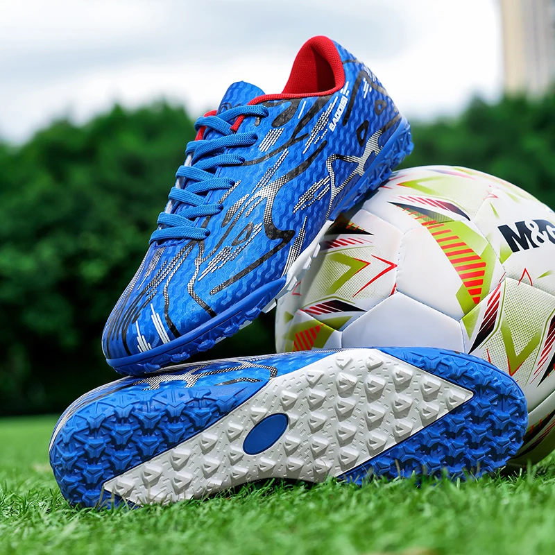 

A pair of children's four-season leather football shoes with studs, wear-resistant football shoes, sizes 31-44，MZ-999-1