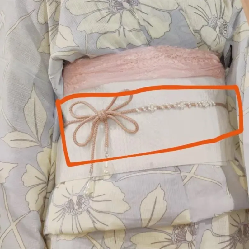 

Японское традиционное кимоно-юката с обиджимэ, декоративный пояс ручной работы из высококачественной золотой и серебряной тесьмы, красно-белый пояс-кушак.