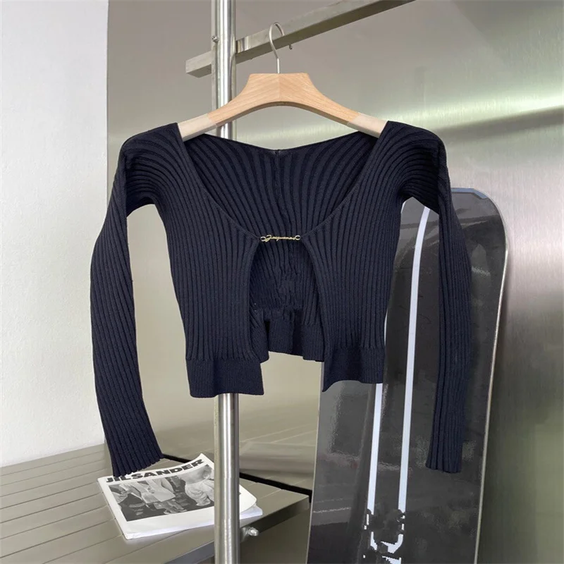 2022 Fashion Women Sweater Black Green Brown Green Slim Striped Women\'s Short Tops Metal Chain Knitting V-Neck T-shirt