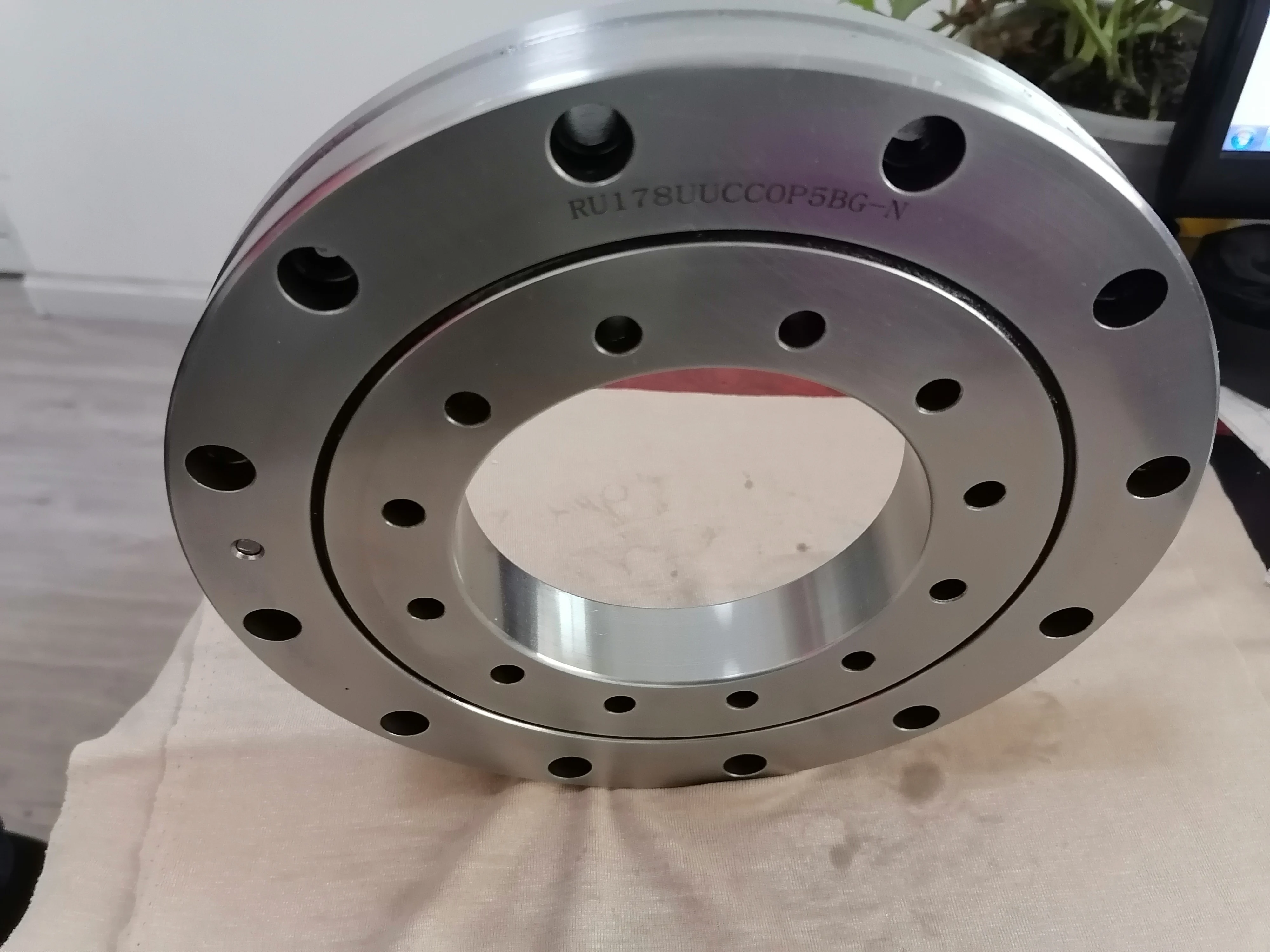 عالية الدقة صف واحد تحمل عجلة القيادة 9O-1Z16-0225-0634 42crmo عبرت الأسطوانة حلقات الدوران تحمل