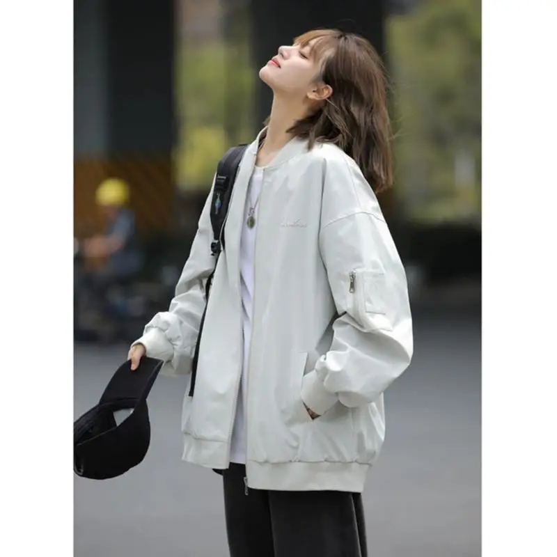 

Женские стеганые куртки. Тенденция женской одежды. Осень 2023. Замшевый эффект. Западный стиль. Пуговицы. Передний карман. Чистый простой базовый стиль.