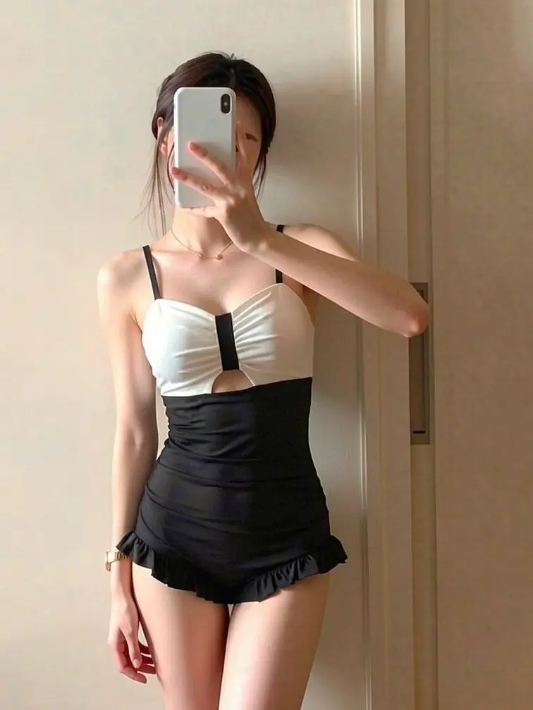 2026 New Women's One-Piece Swimsuit Beautiful Belly Covering Slimming Black And White Hot Spring Vacation Casual Swimwear