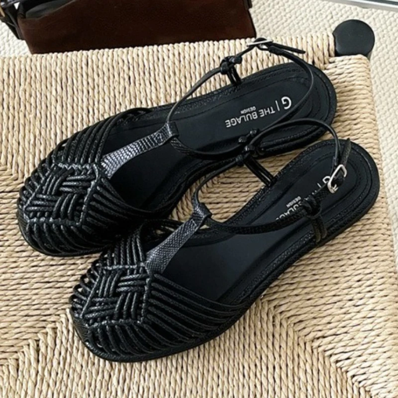 

Модные сандалии на плоской подошве с тканым Т-образным ремешком, женские элегантные дизайнерские туфли с круглым носком и пряжкой на щиколотке, удобные сандалии-гладиаторы на мягкой подошве