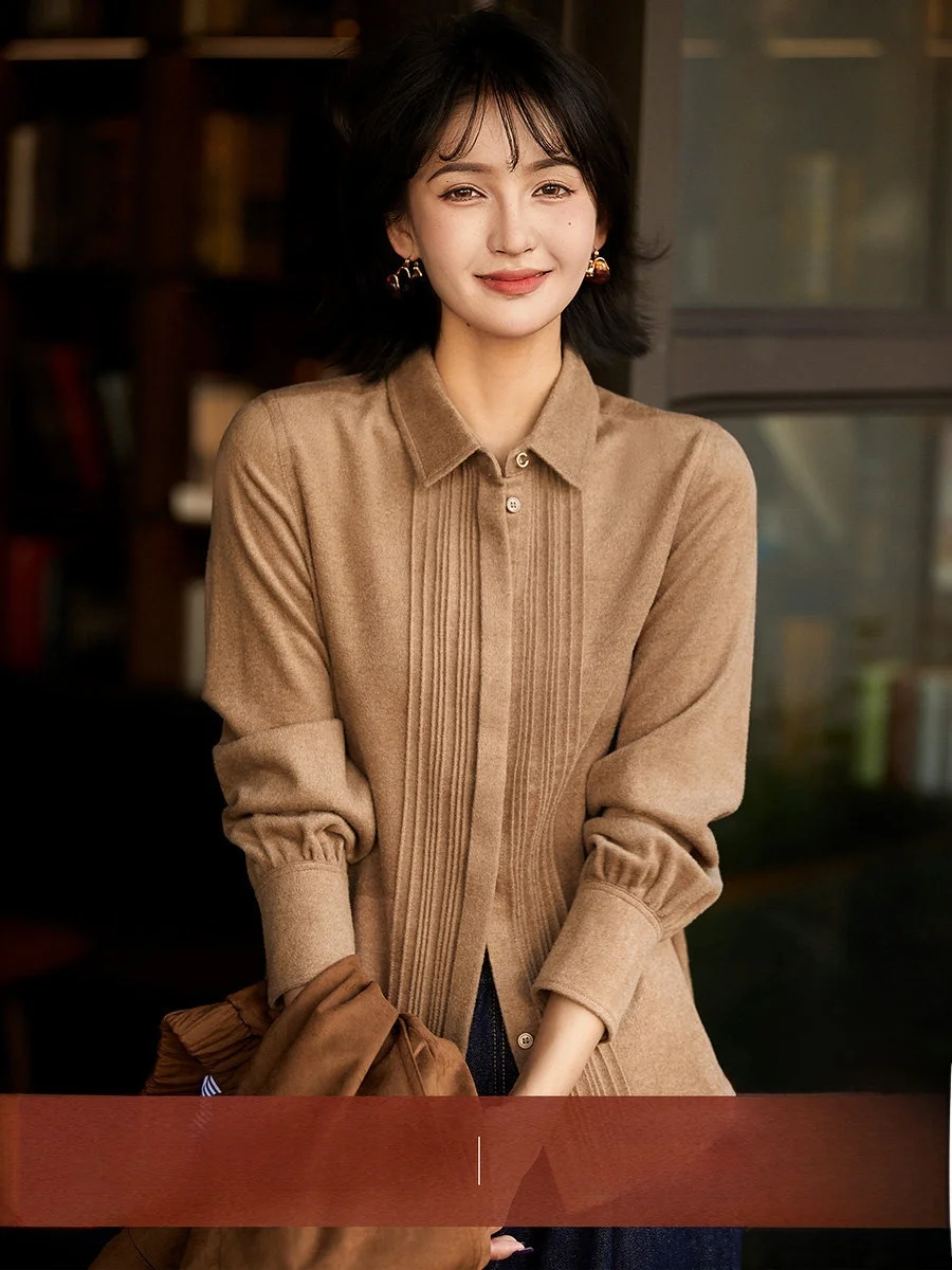 Blusa Elegante de Estilo Simple para Mujer, Camisa de Seda para Combinar en Capas, Terciopelo Color Camel, Largo hasta el Tobillo, Detalle de Botones, Ideal para la Oficina y el Trabajo Diario