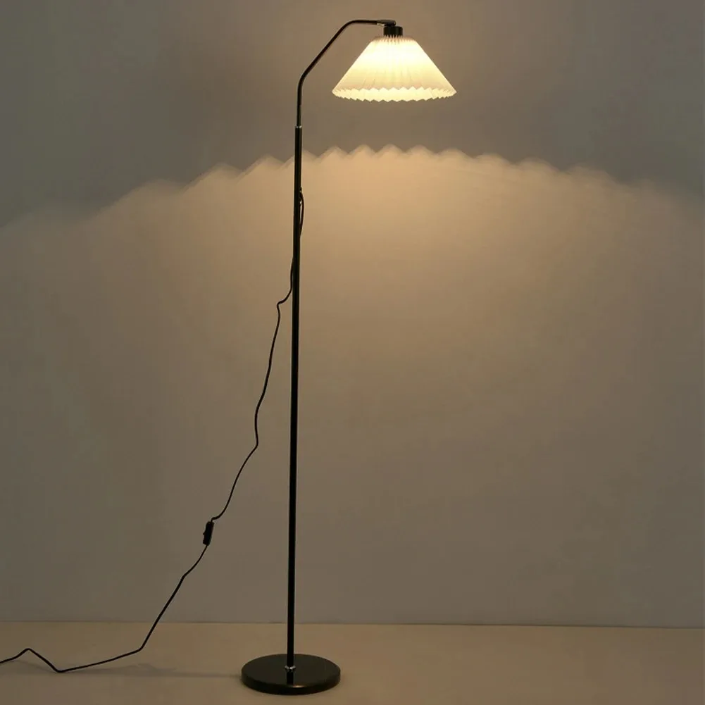 Nordic Luxus Stil LED Stehleuchte Plissee Lampenschirm einfache vertikale Atmosphäre Lampe