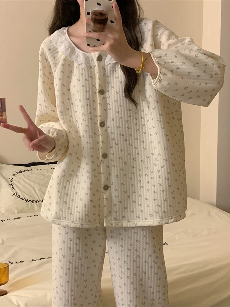 طقم ملابس منزلية نسائية مقاس كبير من القطن الهوائي بأكمام طويلة ومزينة بالدانتيل والزهور، بتصميم حلو لفصلي الخريف والشتاء