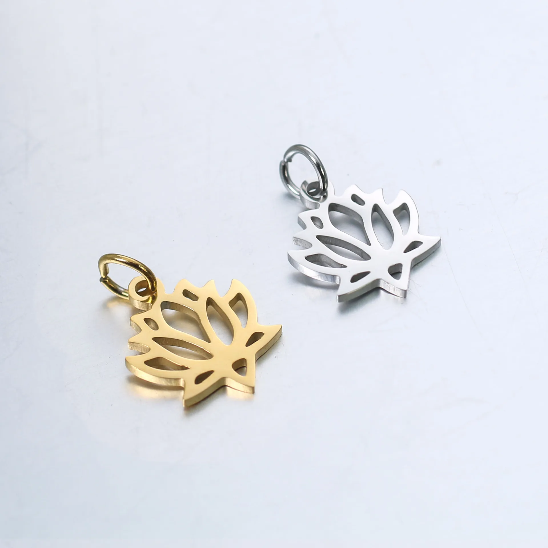 DOOYIO 5 sztuk/partia ze stali nierdzewnej Hollow-out lotos wisiorek kobieta naszyjnik DIY bransoletka ręcznie robione akcesoria z amuletem