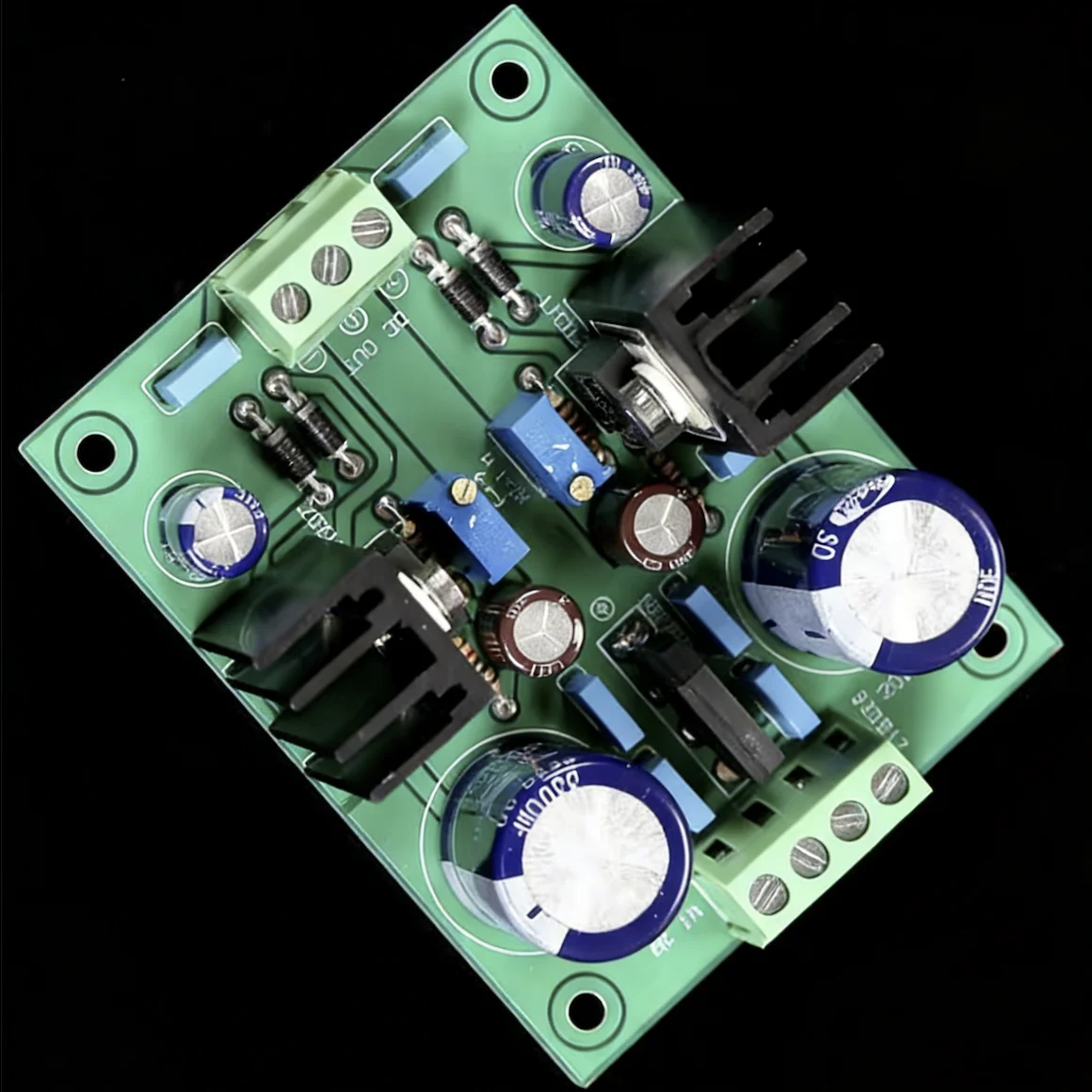 

Плата регулятора напряжения и выпрямителя LM317/LM337, оснащенная конденсаторами большой емкости 35В 3300мкФ, для самостоятельной сборки аудиоусилителя.