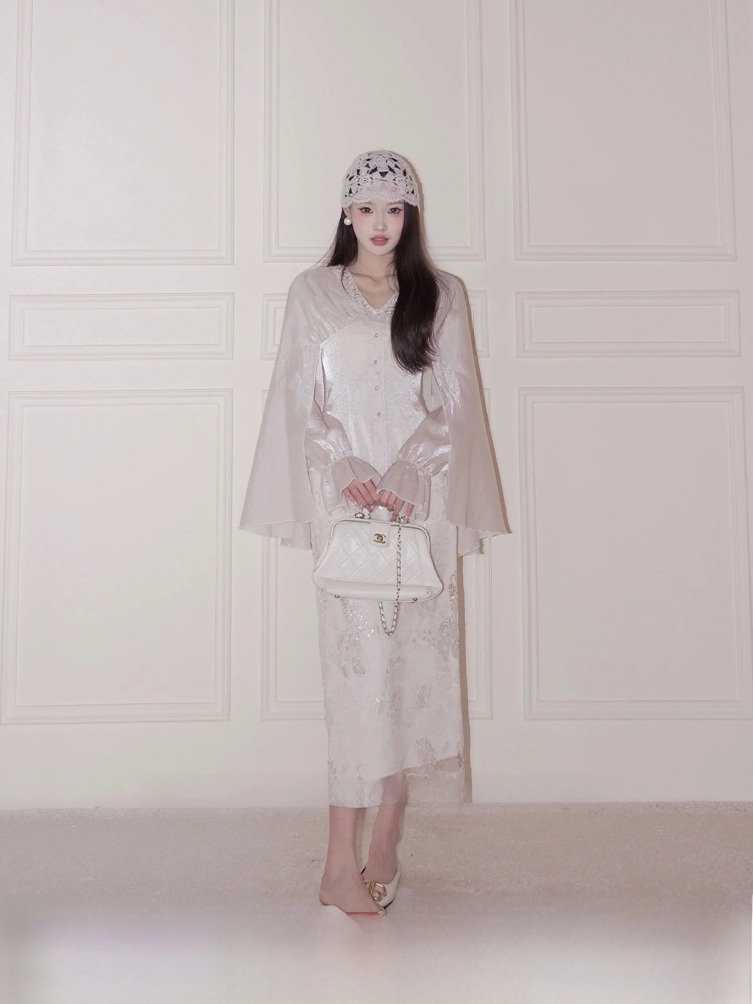 

Оригинальная весенне-летняя шелковая атласная блузка с V-образным вырезом, рукавами-колокол и асимметричным подолом, женская модная повседневная блузка с длинными рукавами