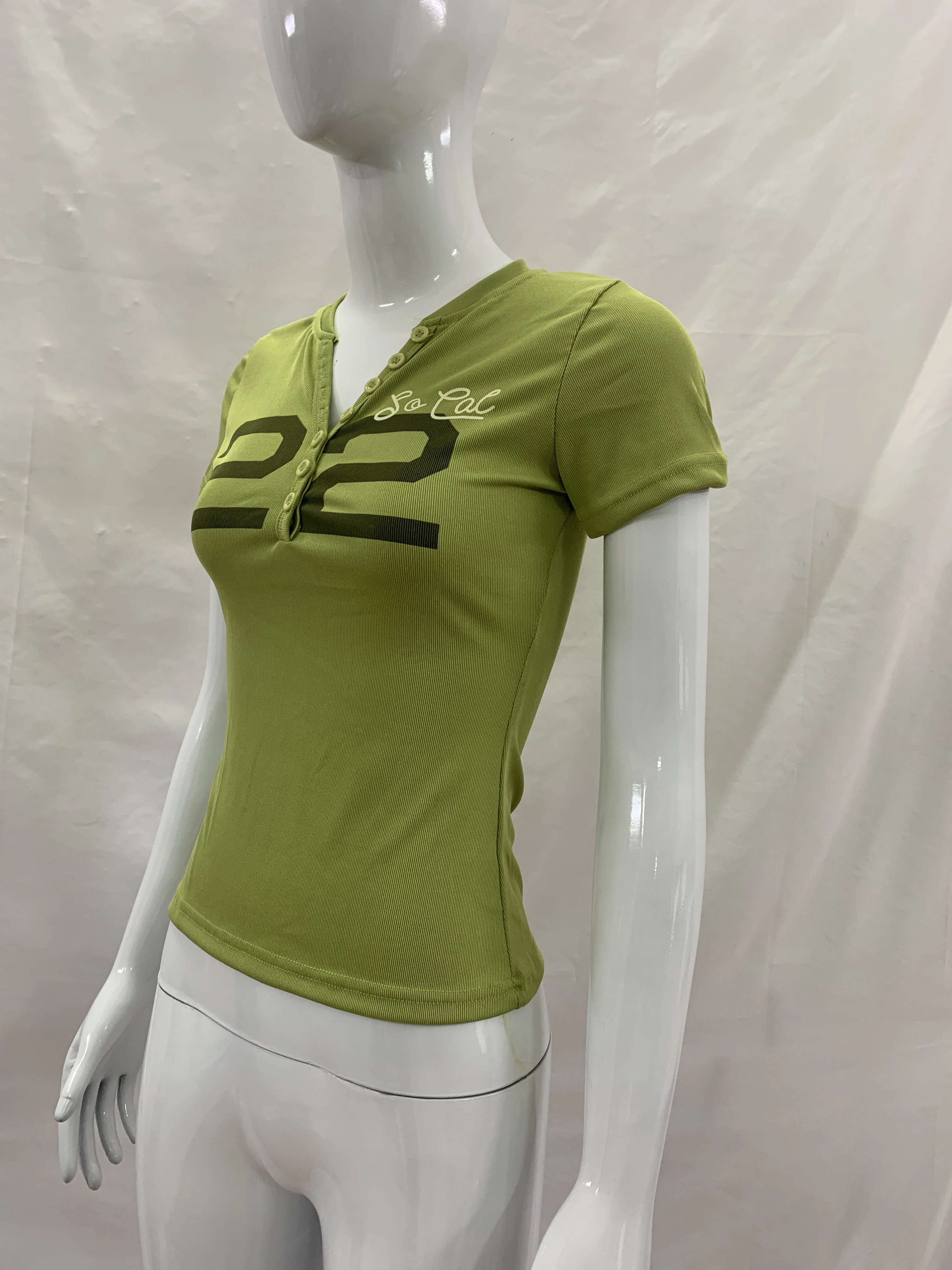 Retro College Style Slim Kurzarm-T-Shirt mit V-Ausschnitt und Knopfdesign, Digitaldruck, kurze Spice Slim Kurzarm-T-Shirt. – Detail 10