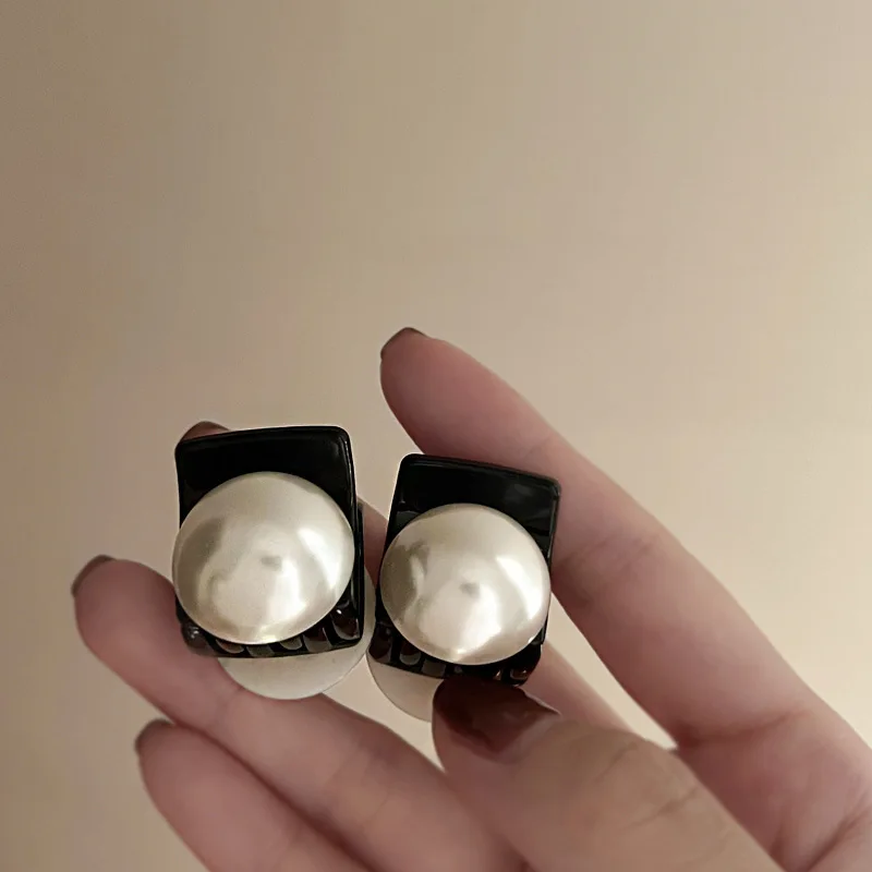 

Pearl Mini Hair Claw Clip Retro French Double Face Princess Style Chic for Side Bangs Frizz Fine Hair Daily Office