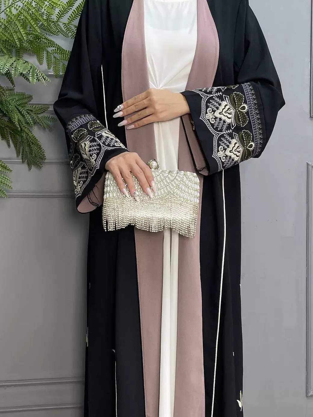 Manteau brodé à la main Abaya imprimé plissé style arabe dubaï trench-coat musulman conservateur à manches longues pour femmes