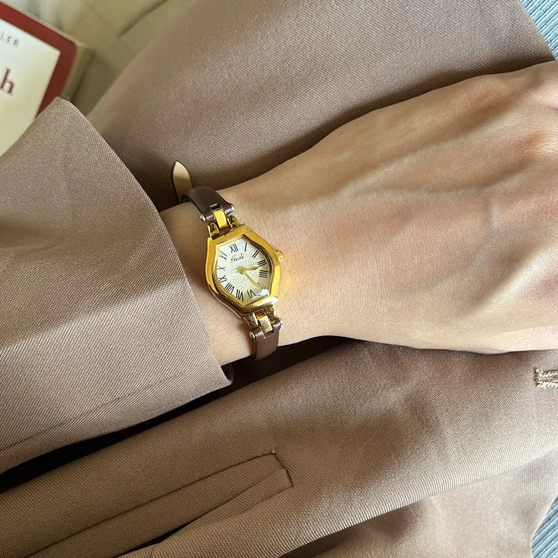 

Винтажные женские часы с кожаным ремешком. Минималистичный стиль. Изысканный и элегантный циферблат в форме тонно. Универсальный и легко сочетающийся.