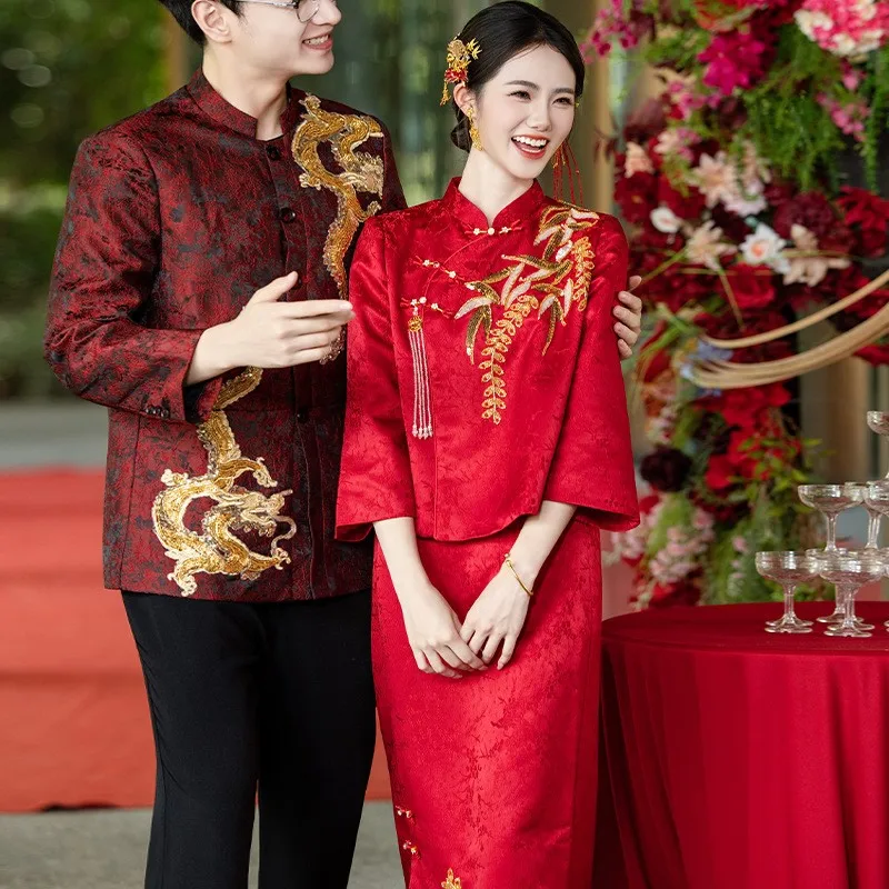 A new elegant Chinese-style improved red dress for toasting