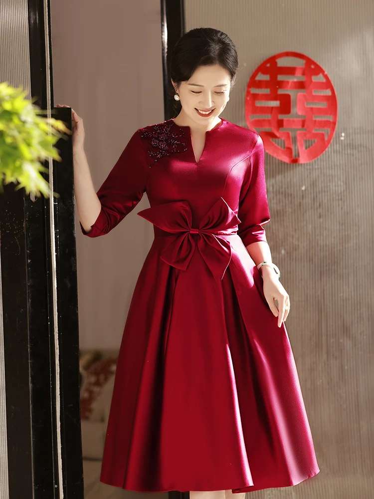 

Wine Red Satin Mother Of The Bride Dresses With Bow Elegant V-Neck Tea-Length Women Midi Dresses For Wedding Party