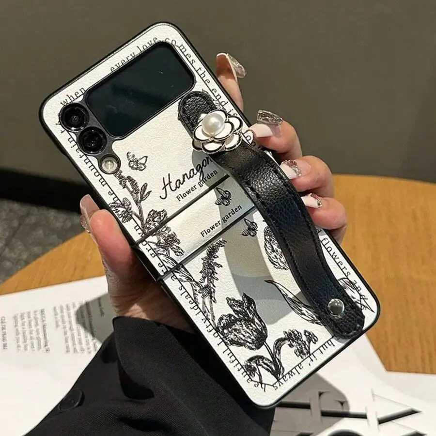 

Vintage Butterfly Flower Bracelet Phone Case For Samsung Z Flip3 Flip4 Flip5 Flip6 Flip7