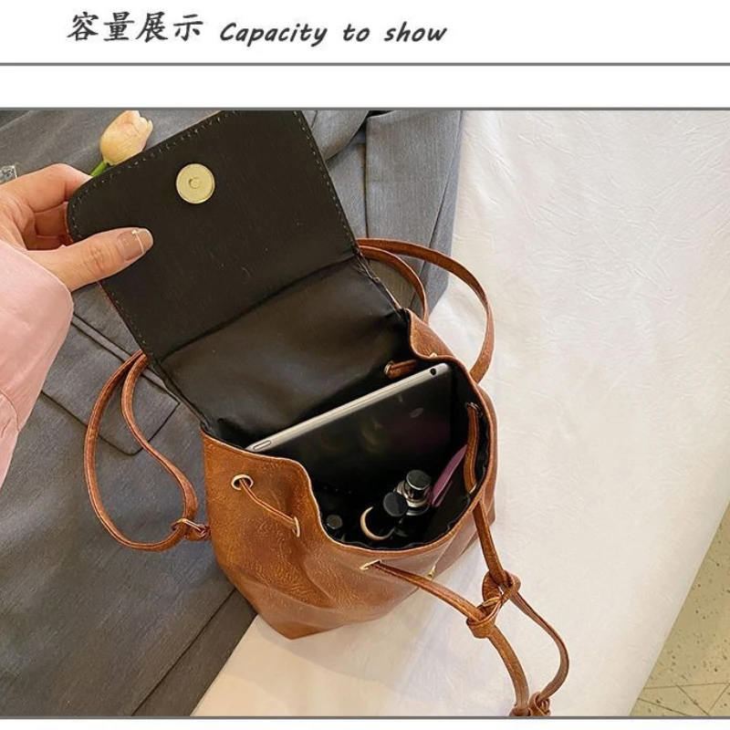 กระเป๋าถือสุภาพสตรีสีทึบวินเทจสาววิทยาลัยกระเป๋าเป้สะพายหลังหนัง Pu ขนาดกะทัดรัดน้ำหนักเบาเชือกกระเป๋าสะพายลำลองสำหรับผู้หญิง