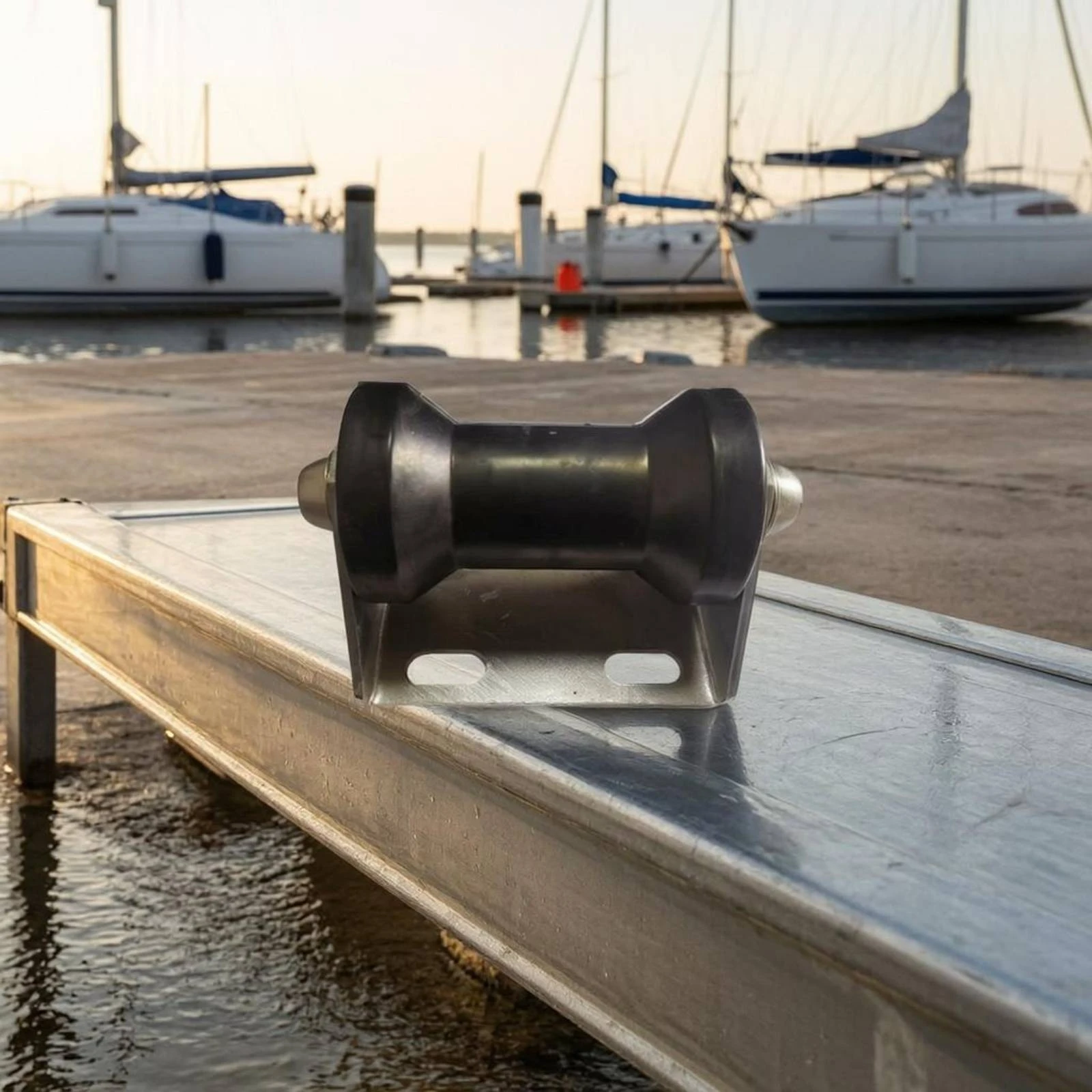 Hull Alignment Support Boat Trailer Hardware Caoutchouc Guide Roller and Metal Bracket for Loading Operations