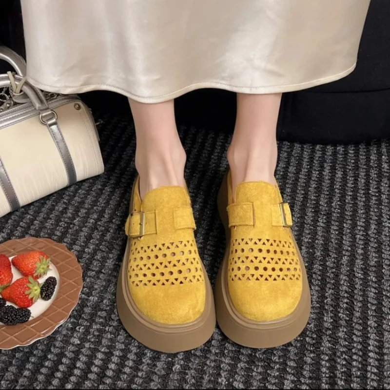 Mules perforados de verano para mujer | Sandalias Retro de Gamuza con Hebilla Ajustable y Punta Cerrada | Sandalias de Plataforma con Cuña para Aumentar la Estatura