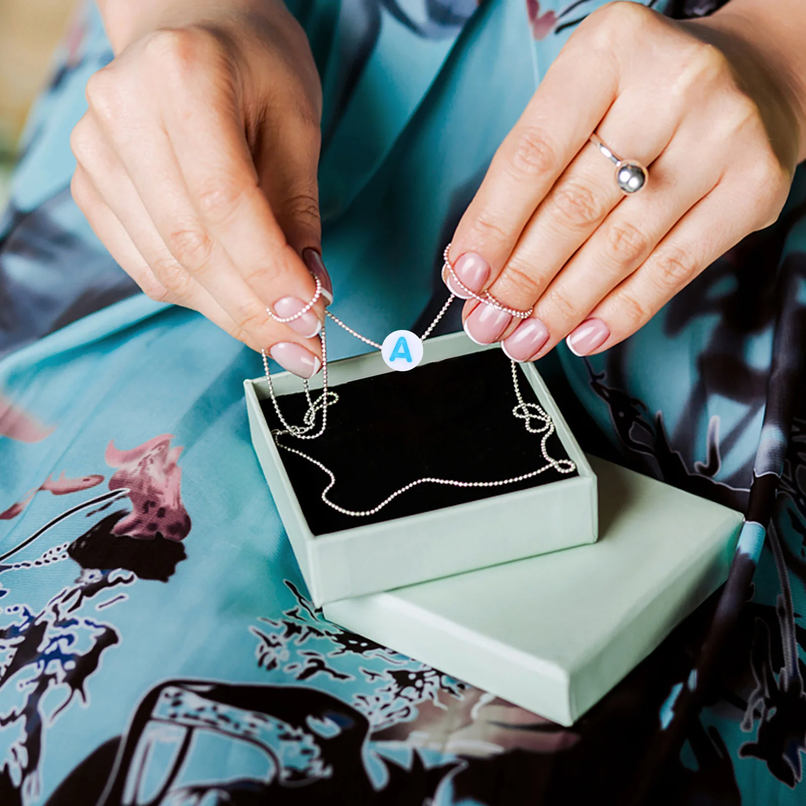 100 pezzi di lettere dell'alfabeto in acrilico perline di colore vivido ciondoli rotondi gioielli fai da te bracciali collane forniture artigianali perline