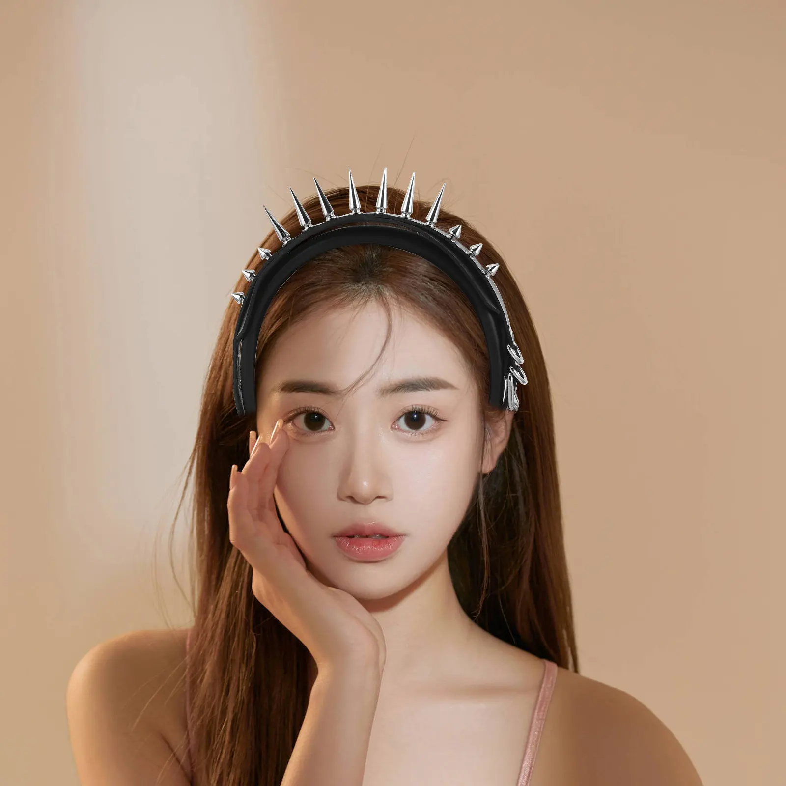 

Черная панк-повязка на голову с заклепками и шипами, широкая, с вырезами, для женщин, аксессуар для волос, для музыкальных фестивалей, вечеринок, в готическом стиле