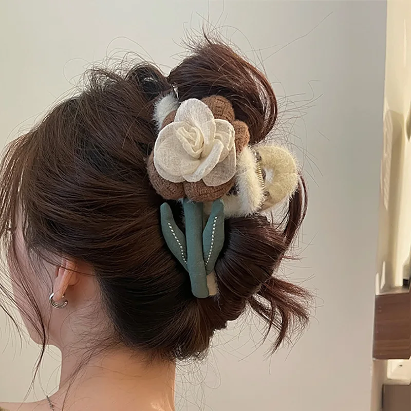 1pc Autumn and winter shark hair clip, plush hair clip, high-end feeling at the back of the head, forest style flower hair clip