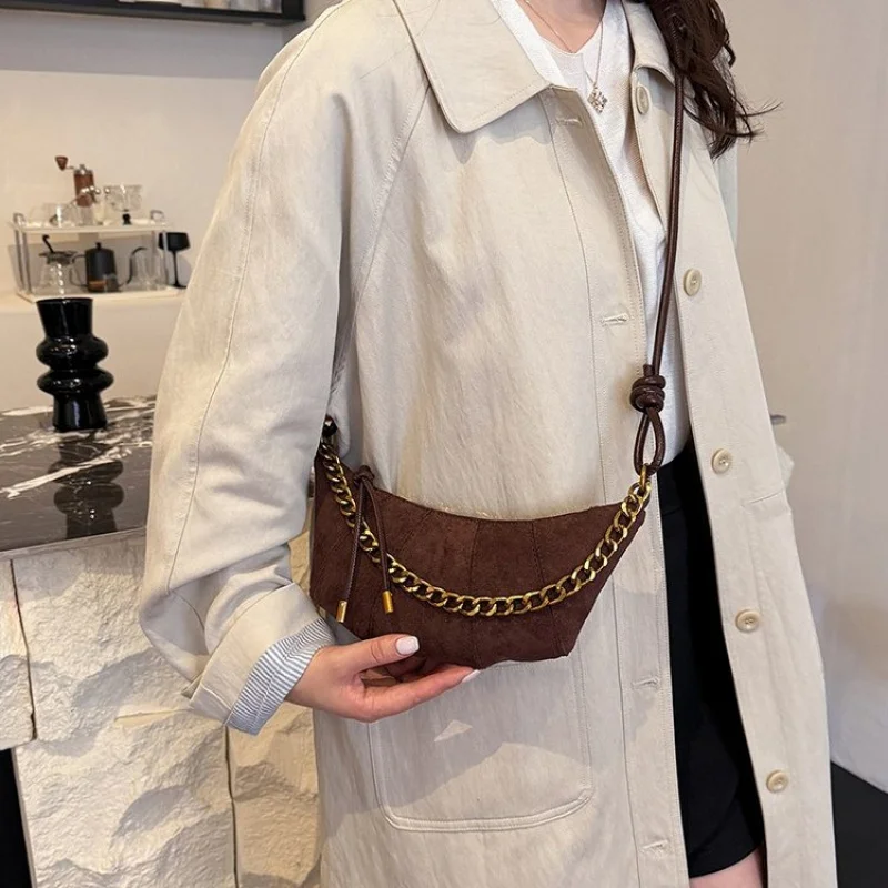 

Шикарная простая сумка через плечо однотонного цвета для делового отдыха с модным буквенным логотипом в пригородном стиле