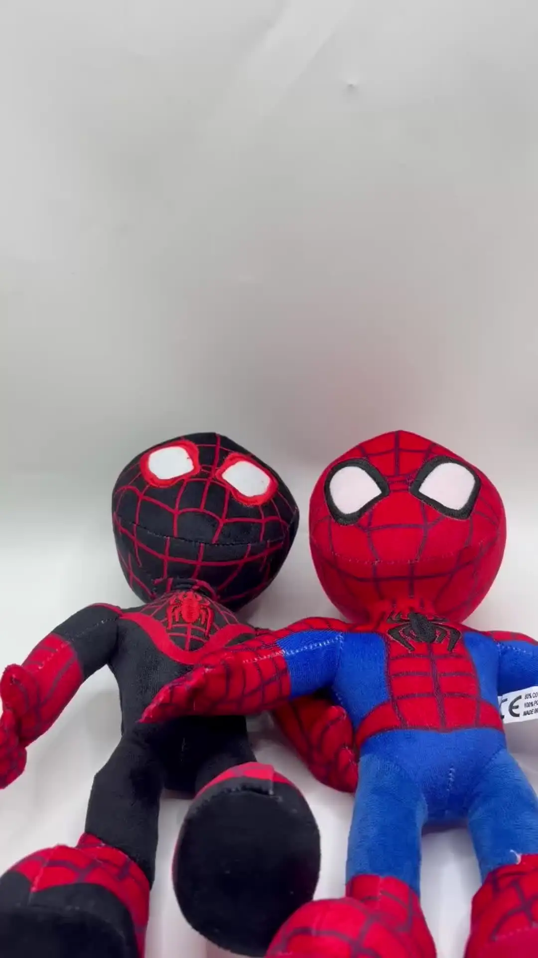 スパイダーマンにスパイダーマンのキャラクターが入ったぬいぐるみ