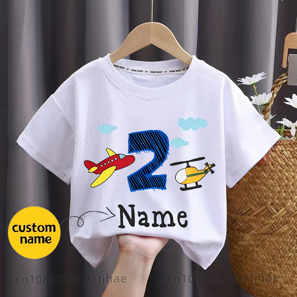 Personalisiertes T-Shirt mit Namen und Cartoon-Flugzeugmotiv für Babys, individuell gestaltbare T-Shirts für Jungen und Mädchen, personalisiertes Oberteil, Kindergeburtstagsgeschenk. – Detail 4