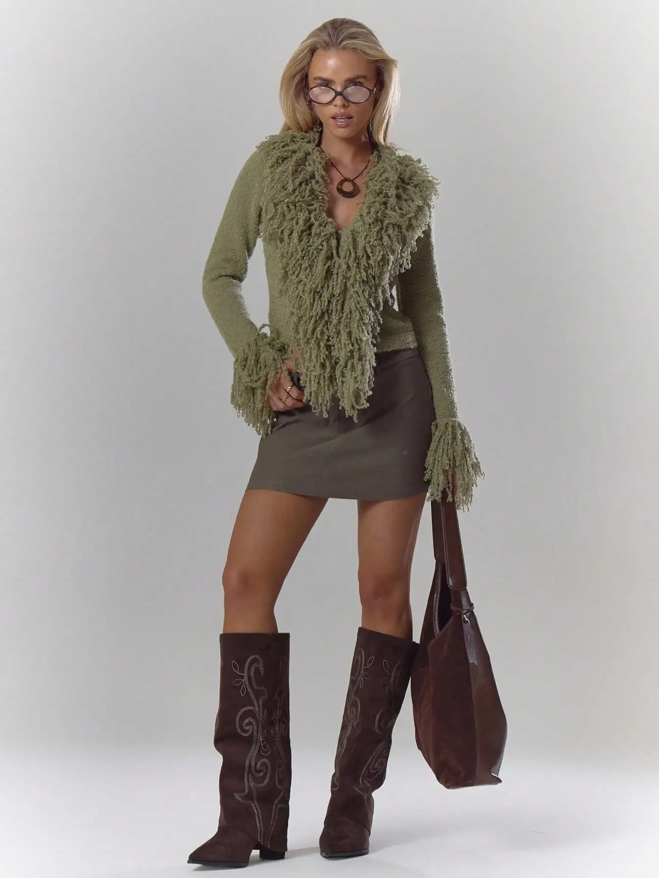 Kardigan w kolorze oliwkowej zieleni z puszystym wykończeniem i rękawami z frędzlami, idealny na jesień i zimę, zapewniający elegancję na co dzień.