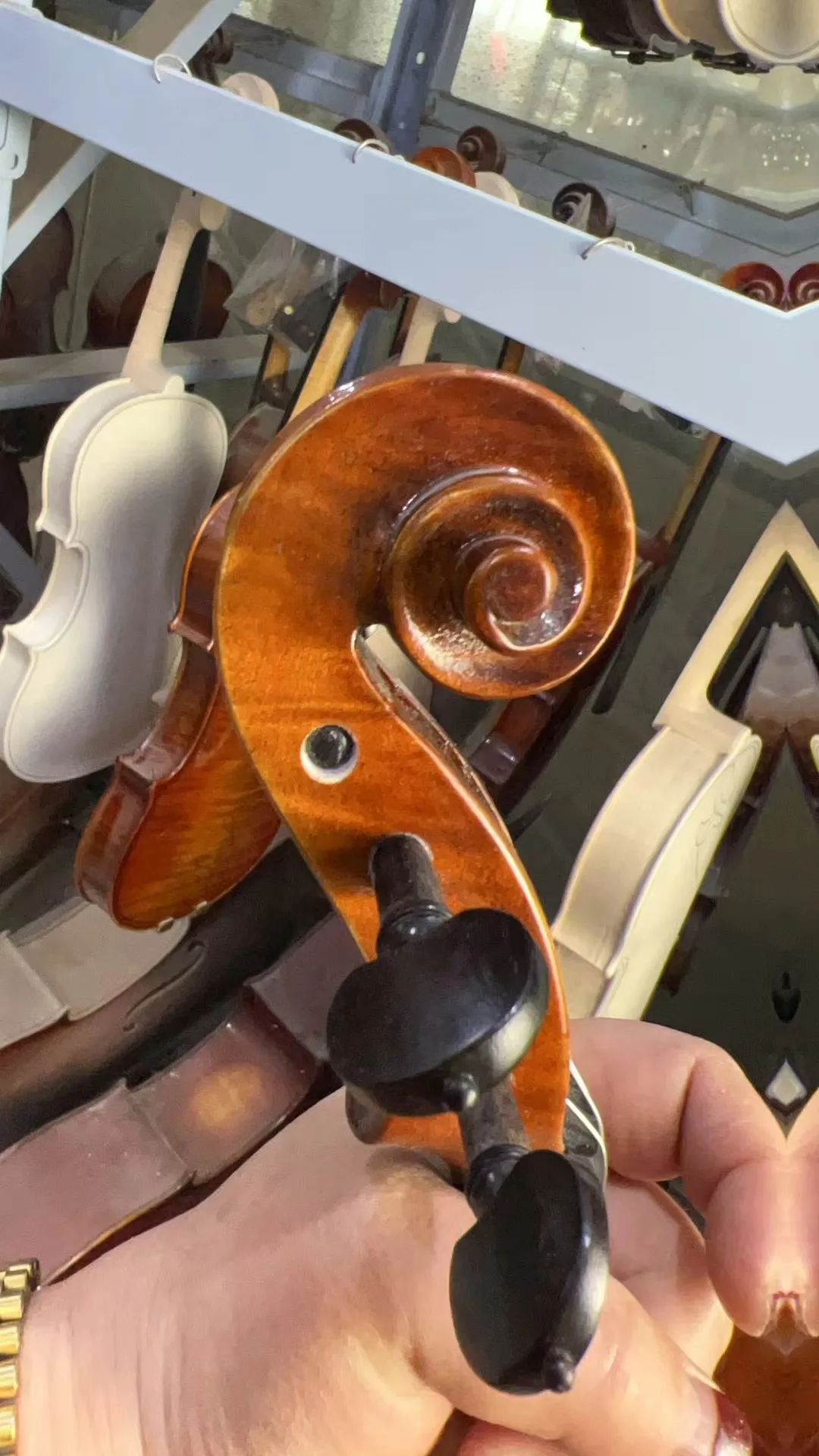 4/4 carved pattern Machini violin in stock, good sound quality, high evaluation.