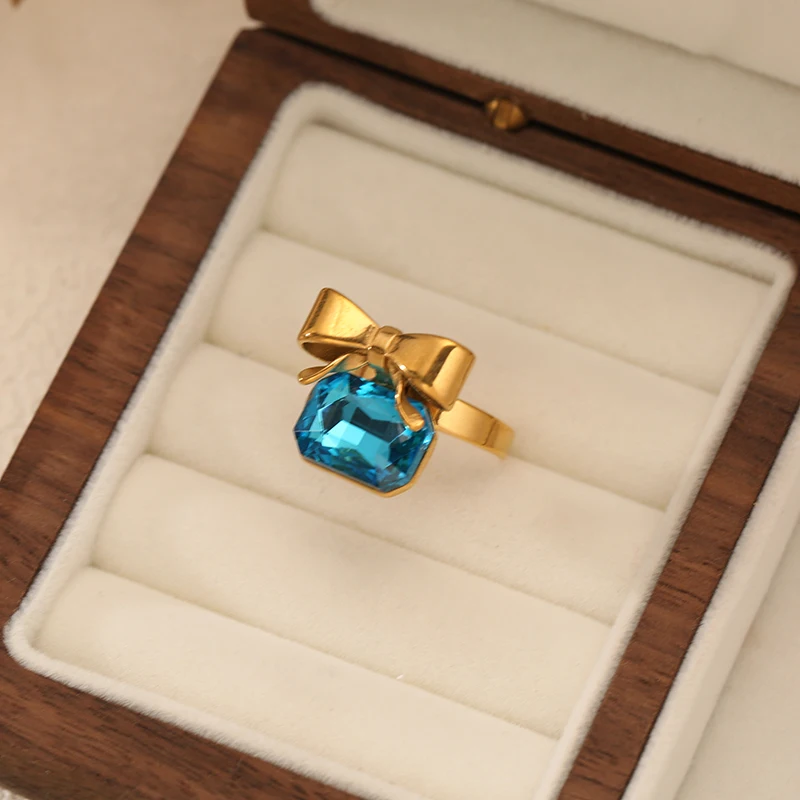 EILIECK Goldener Edelstahl-Schmuckset mit Schleife und Funkelnden Kristallen: Halskette, Armreif, Ohrringe, Ring - Trendiger Schmuck für Frauen als Geschenk – Detail 19