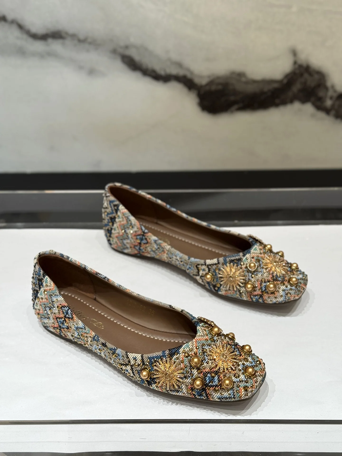 scarpe-comode-a-punta-chiusa-per-donna-nuovo-stile-primavera-estate-2026-mary-janes-alla-moda-con-tacco-rialzato-e-dettagli-diamantati